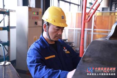 弧光飛舞，匠心閃耀——記徐工礦機焊接領域的“?！比? class=